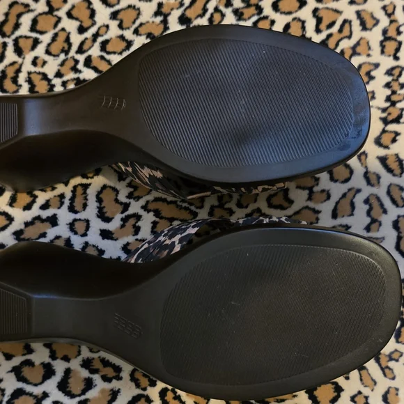 Leopard Slide Sandals - Picture 3 of 3